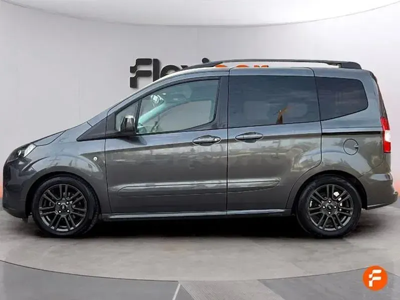Usado Ford Tourneo Courier Sport 100 CV (73 kW) 2020 Gris / plata Monovolumen