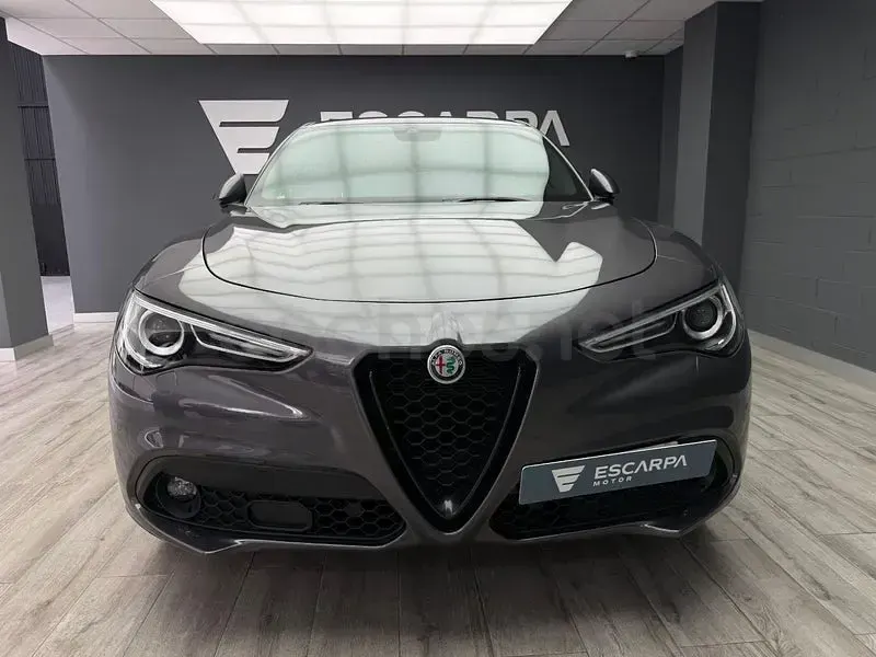 Usado Alfa Romeo Stelvio Veloce 210 CV (154 kW) 2021 Gris / plata SUV