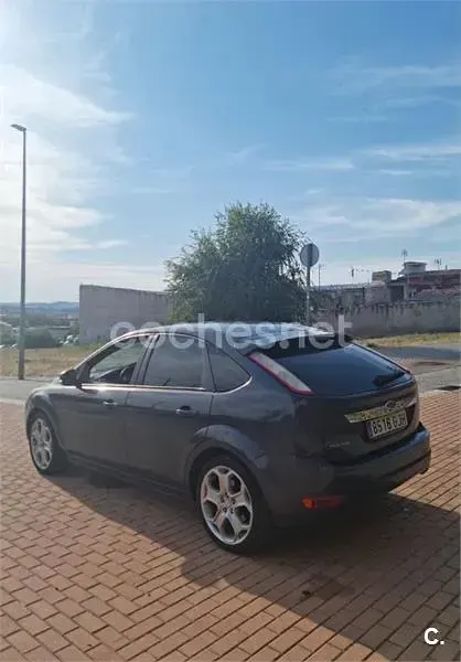 Usado Ford Focus Titanium 145 CV (106 kW) 2010 Gris / plata Berlina