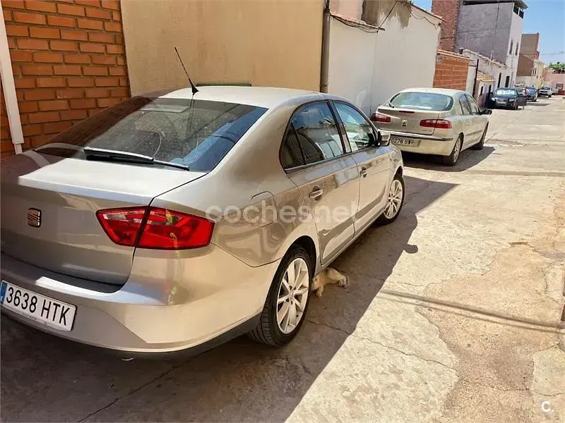 Usado Seat Toledo Ecomotive 105 CV (77 kW) 2013 Beige Utilitario