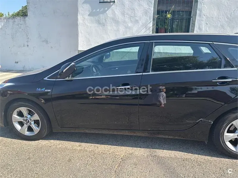 Usado Hyundai i40 136 CV (100 kW) 2013 Negro Familiar