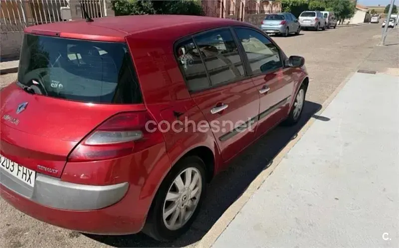 Usado Renault Mégane Dynamique 105 CV (77 kW) 2007 Rojo Berlina