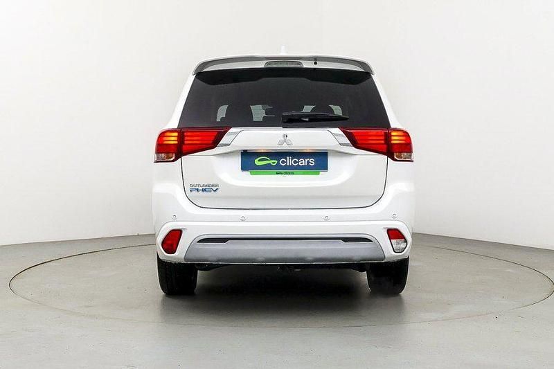 Usado Mitsubishi Outlander P-HEV 224 CV (164 kW) 2021 Blanco SUV
