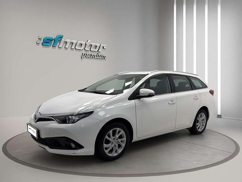 Usado Toyota Auris 131 CV (96 kW) 2019 Blanco Utilitario