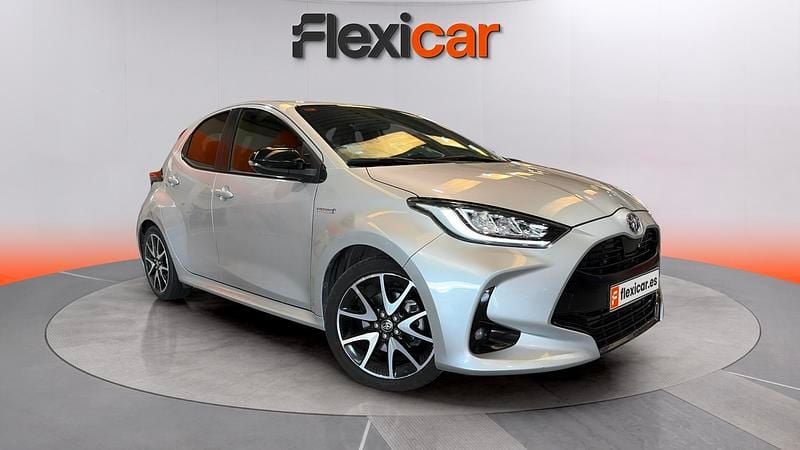 Usado Toyota Yaris Hybrid Style 116 CV (85 kW) 2021 Gris Utilitario