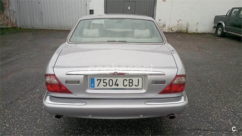 Usado Jaguar XJ8 Executive 240 CV (176 kW) 2002 Gris / plata Berlina