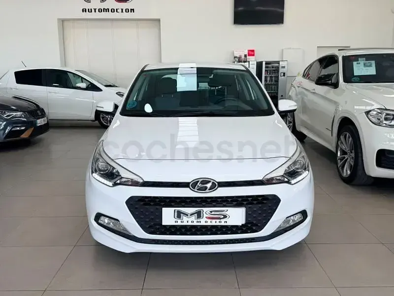 Usado Hyundai i20 84 CV (61 kW) 2017 Blanco Berlina