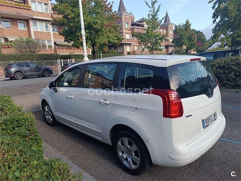 Usado Peugeot 5008 Active 120 CV (88 kW) 2016 Blanco Monovolumen
