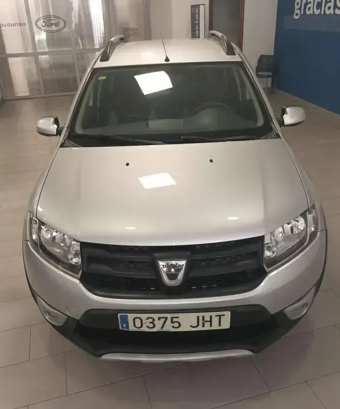Usado Dacia Sandero Stepway 90 CV (66 kW) 2015 Plateado Utilitario