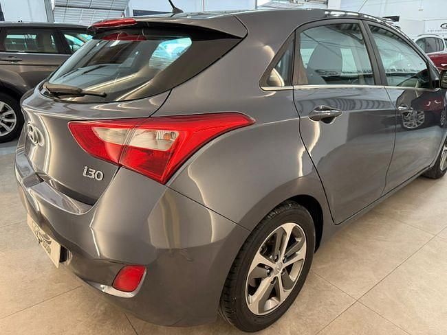 Usado Hyundai i30 100 CV (73 kW) 2015 Gris / plata Berlina
