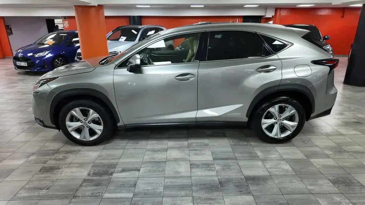 Usado Lexus NX300h Luxury Line 197 CV (144 kW) 2016 Gris SUV