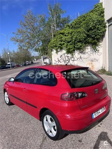 Usado Seat Ibiza Sport 100 CV (73 kW) 2005 Rojo Berlina