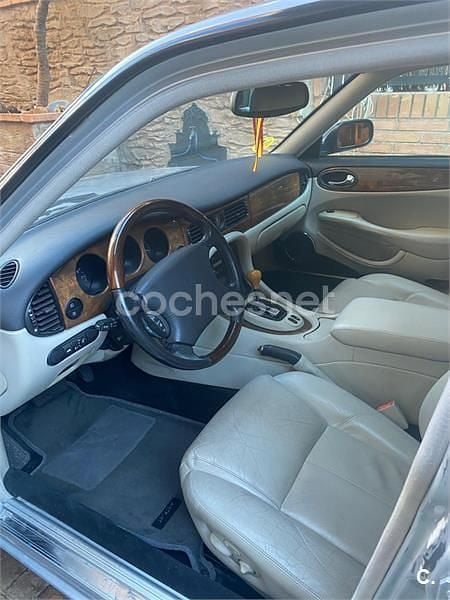 Usado Jaguar XJ8 Executive 240 CV (176 kW) 2001 Gris / plata Berlina