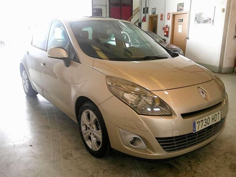 Usado Renault Grand Scénic III Dynamique 131 CV (96 kW) 2011 Beige Monovolumen