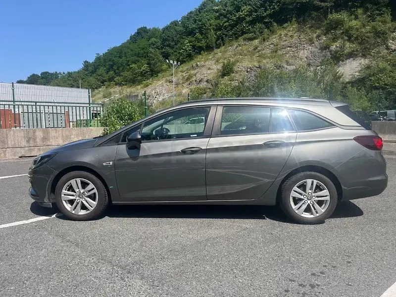 Usado Opel Astra Excellence 125 CV (91 kW) 2016 Gris / plata Familiar