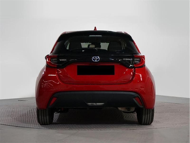 Usado Toyota Yaris Hybrid Active 116 CV (85 kW) 2021 Rojo emoción Utilitario