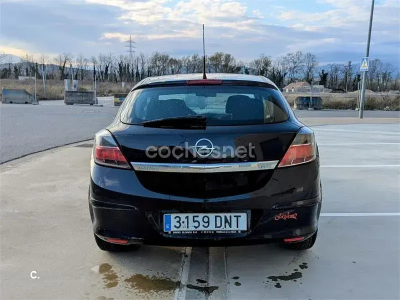 Usado Opel Astra GTC Enjoy 105 CV (77 kW) 2005 Negro Berlina