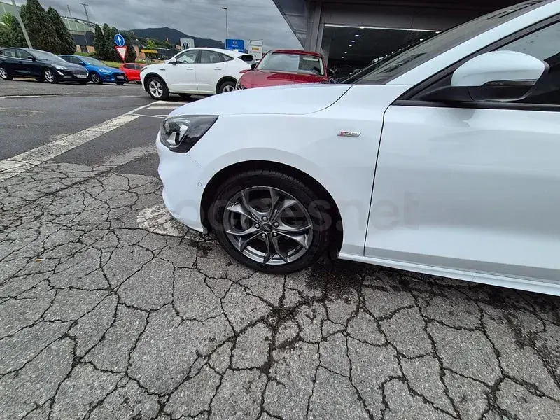 Usado Ford Focus ST-Line 125 CV (91 kW) 2019 Blanco Berlina