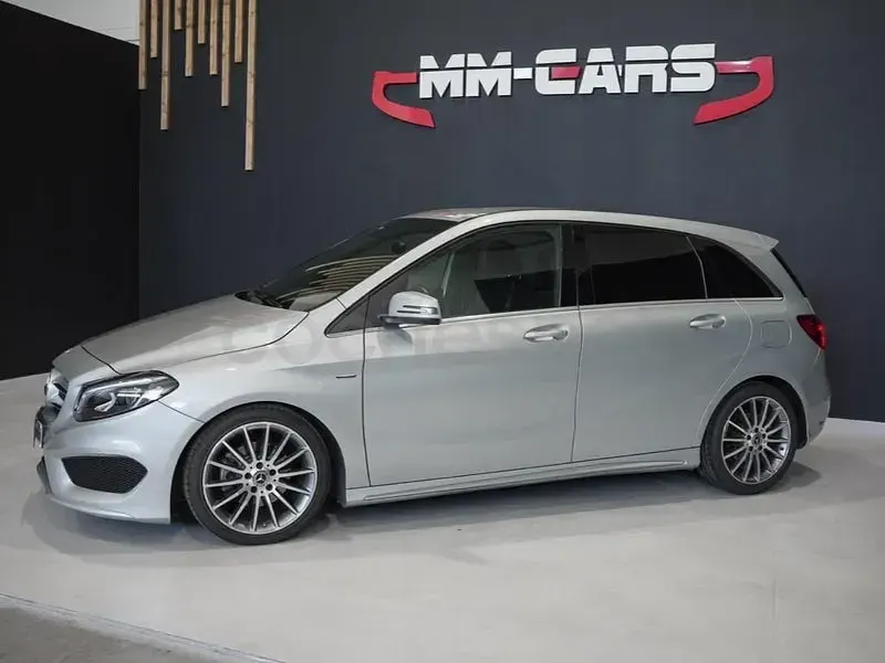 Usado Mercedes B200 150 CV (110 kW) 2019 Gris / plata Utilitario