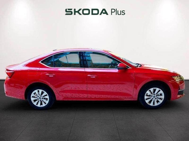 Usado Skoda Octavia Selection 116 CV (85 kW) 2025 Rojo Berlina