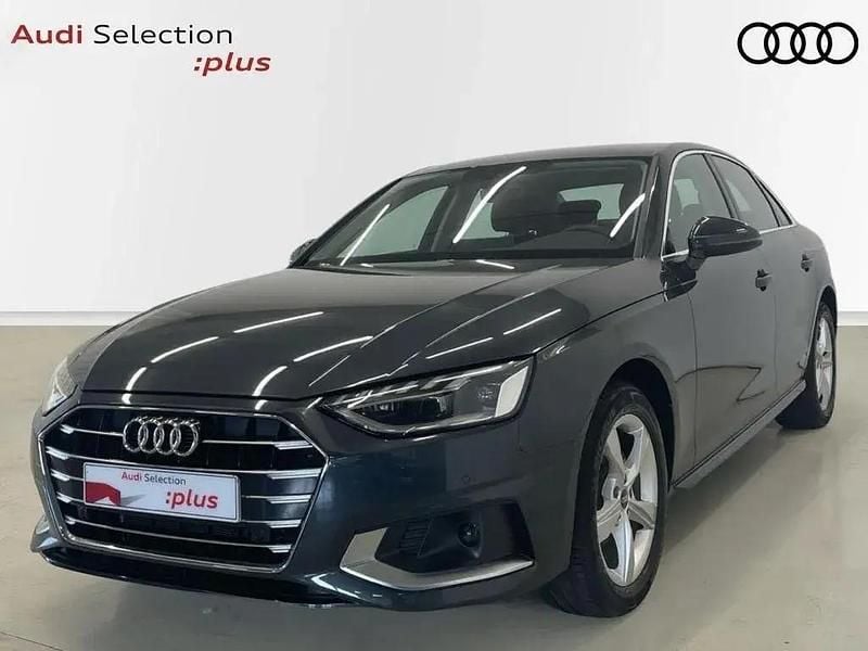 Usado Audi A4 Advanced Plus 136 CV (100 kW) 2022 Gris / plata Berlina