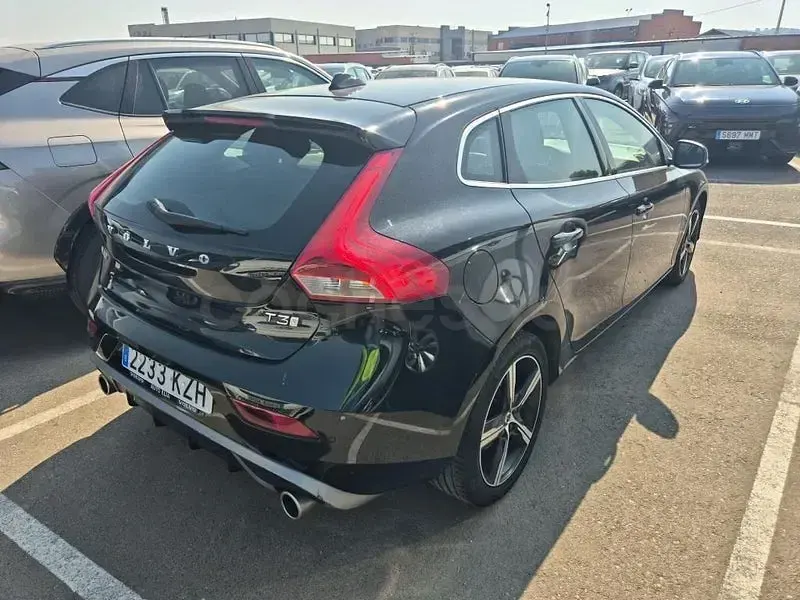 Usado Volvo V40 R-Design Momentum 152 CV (111 kW) 2019 Negro Berlina