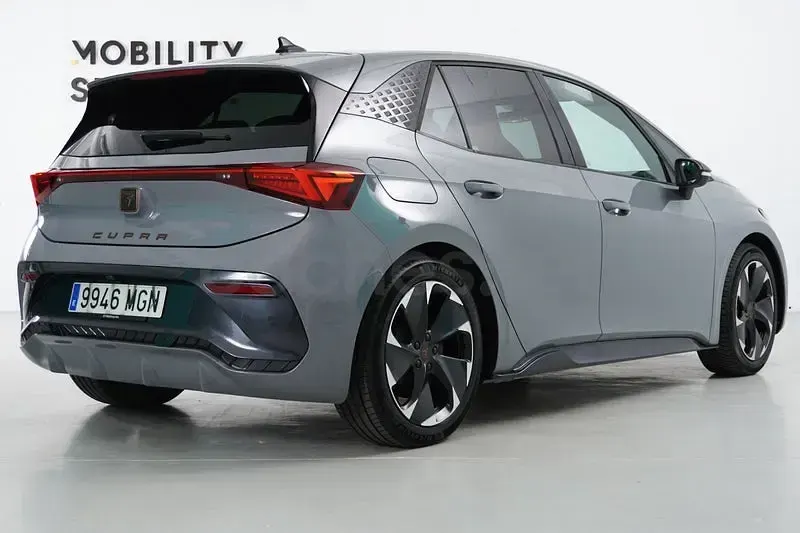 Usado Cupra Born e-Boost 169 kW (231 CV) 2023 Gris Utilitario