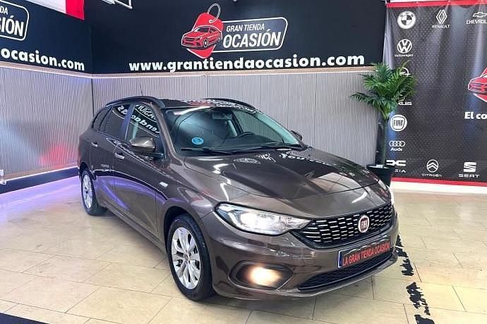 Usado Fiat Tipo Easy 95 CV (69 kW) 2017 Marrón Familiar