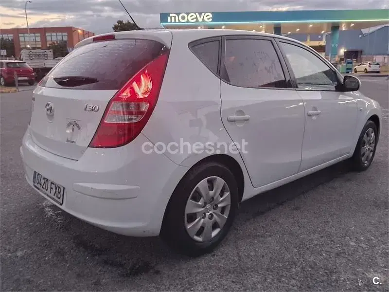 Usado Hyundai i30 Comfort 109 CV (80 kW) 2007 Blanco Utilitario