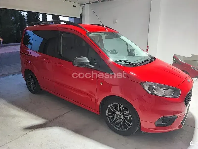 Usado Ford Tourneo Courier Sport 100 CV (73 kW) 2019 Rojo Monovolumen