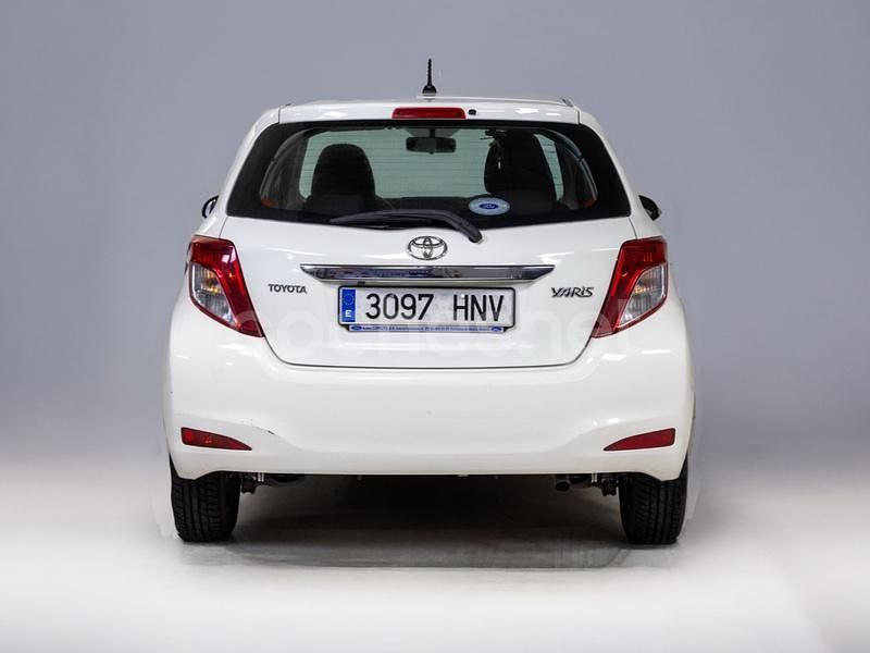 Usado Toyota Yaris Active 99 CV (72 kW) 2013 Blanco Utilitario