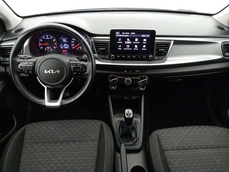 Usado Kia Rio 101 CV (74 kW) 2023 Gris Berlina