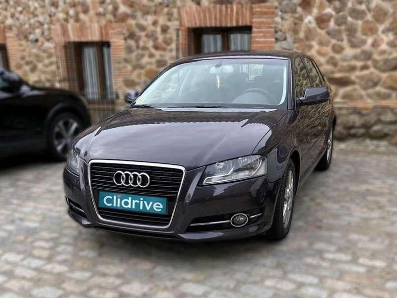 Usado Audi A3 Sportback Attraction 105 CV (77 kW) 2011 Gris Utilitario