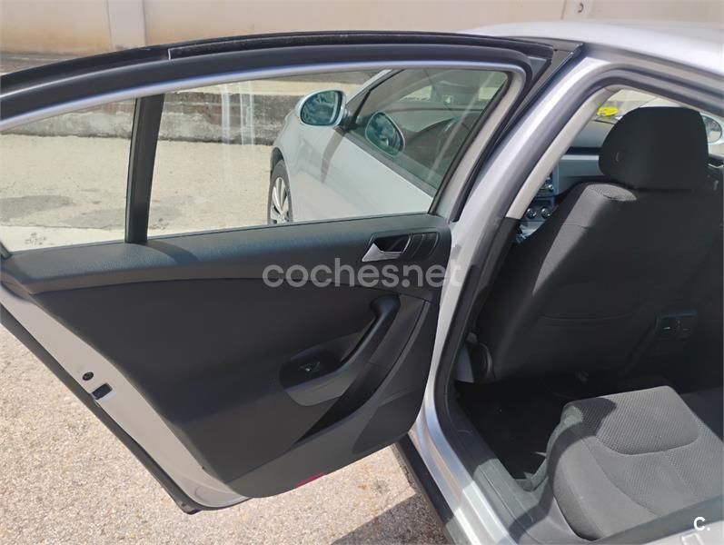 Gris / plata Usado 2010 VW Passat Familiar | 5800 € (Precio justo) - Imagen 1/4
