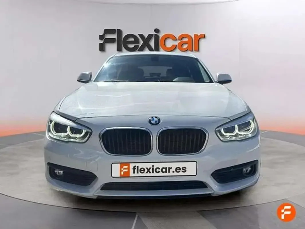 Begagnad BMW 118 136 HK (100 kW) 2019 Vit Halvkombi