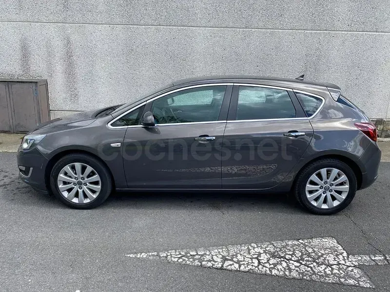 Usado Opel Astra Excellence 110 CV (80 kW) 2013 Gris / plata Berlina