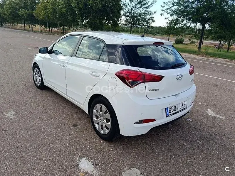 Usado Hyundai i20 84 CV (61 kW) 2015 Blanco Berlina