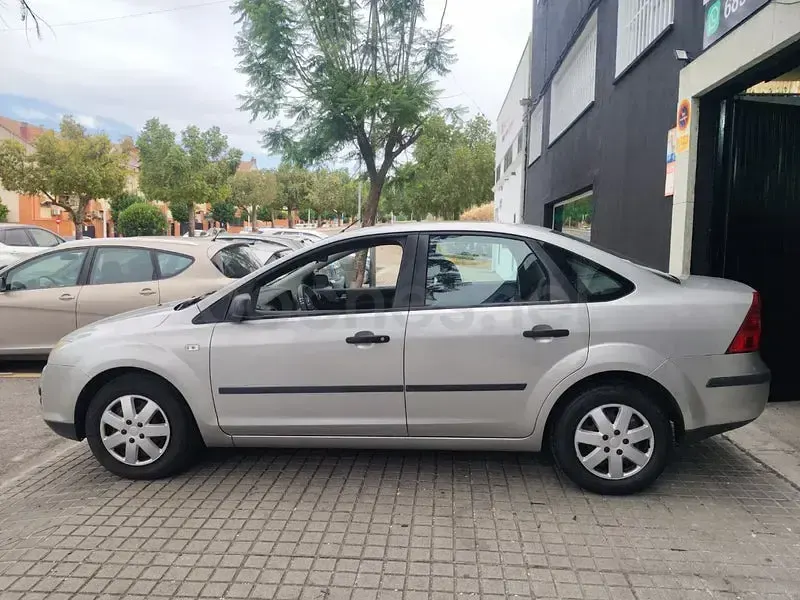 Usado Ford Focus Trend 100 CV (73 kW) 2006 Gris / plata Berlina