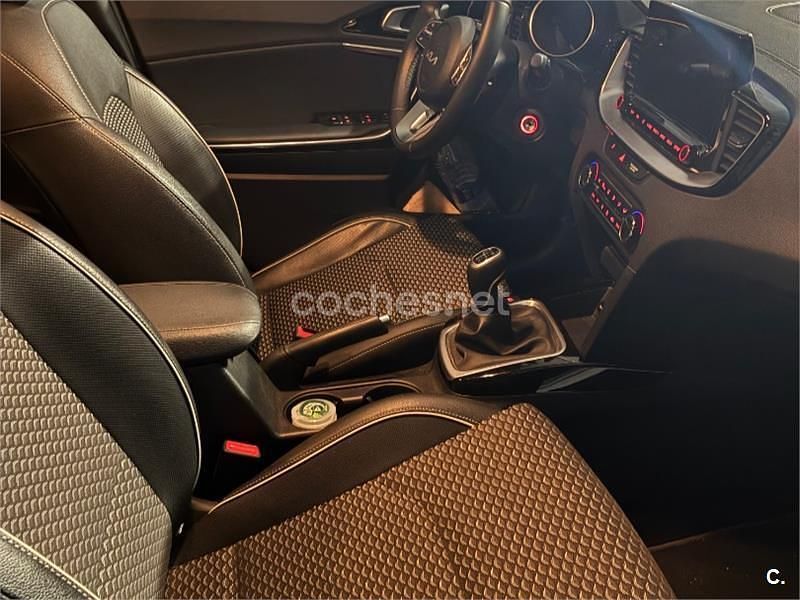 Usado Kia Ceed 136 CV (100 kW) 2024 Azul Utilitario