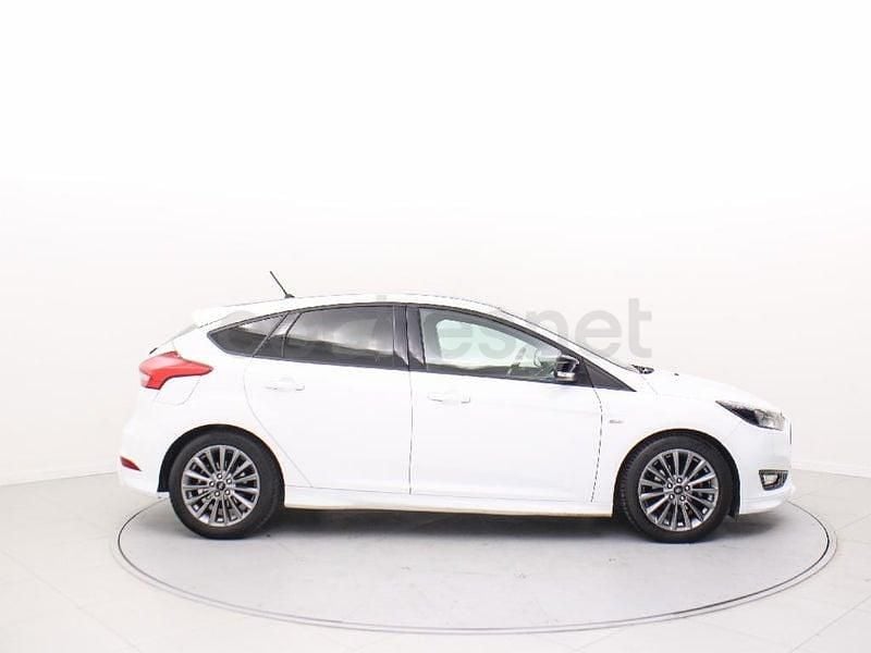 Usado Ford Focus ST-Line 125 CV (91 kW) 2017 Blanco Berlina
