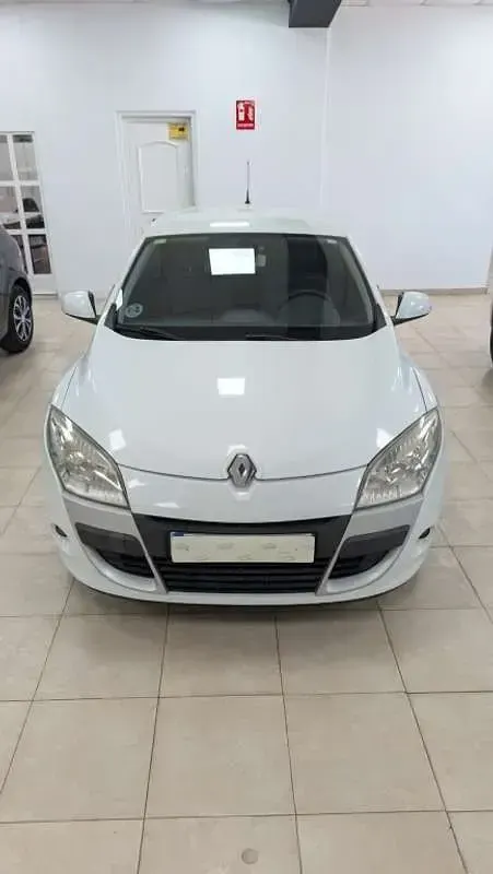 Usado Renault Mégane Dynamique 131 CV (96 kW) 2010 Blanco Coupe
