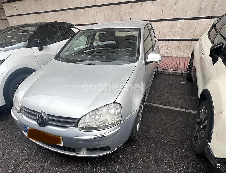 Usado VW Golf V Highline 105 CV (77 kW) 2007 Gris / plata Berlina