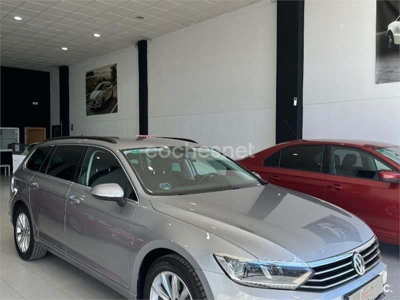 Gris / plata Usado 2019 VW Passat R-line Familiar | 16.900 € (Precio justo) - Imagen 1/4