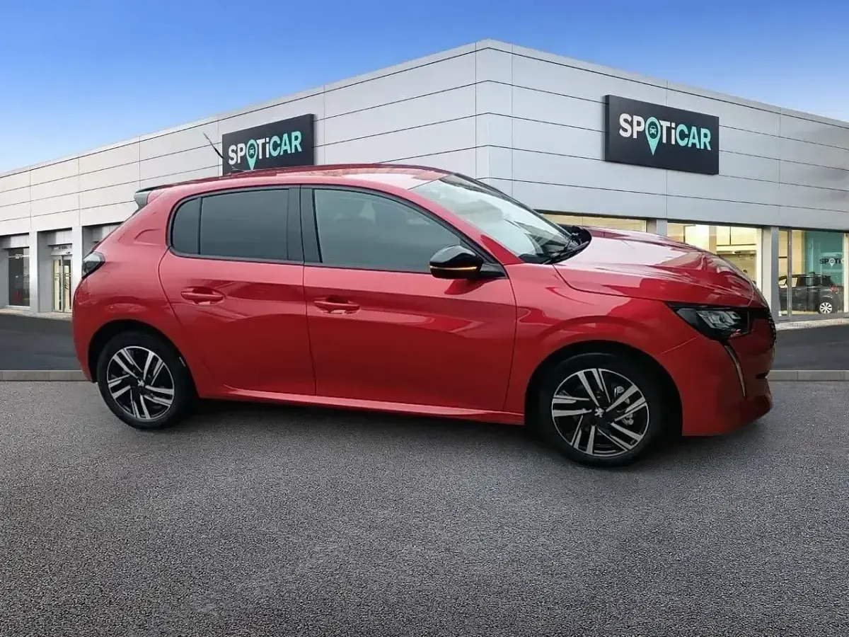 Usado Peugeot 208 Allure 100 CV (73 kW) 2023 Rojo Utilitario