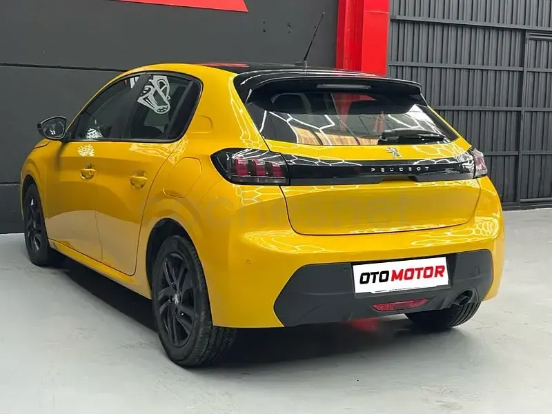 Usado Peugeot 208 Style 100 CV (73 kW) 2021 Amarillo Utilitario