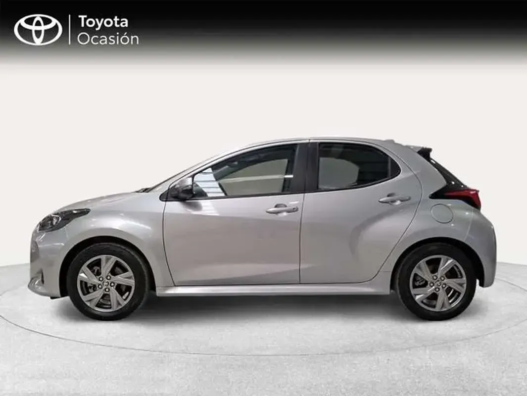 Usado Toyota Yaris Active 116 CV (85 kW) 2025 Plateado Utilitario