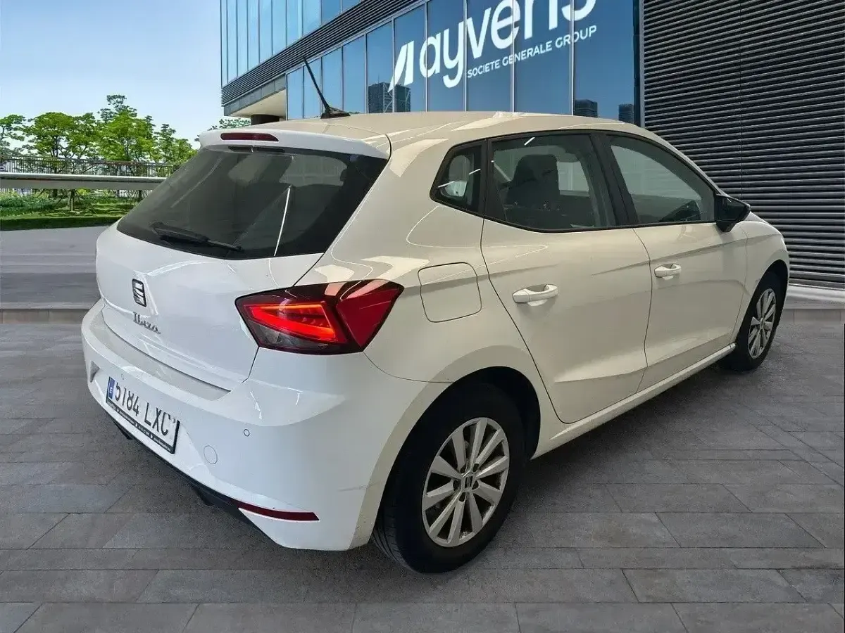 Usado Seat Ibiza Style Plus 110 CV (80 kW) 2022 Blanco Utilitario