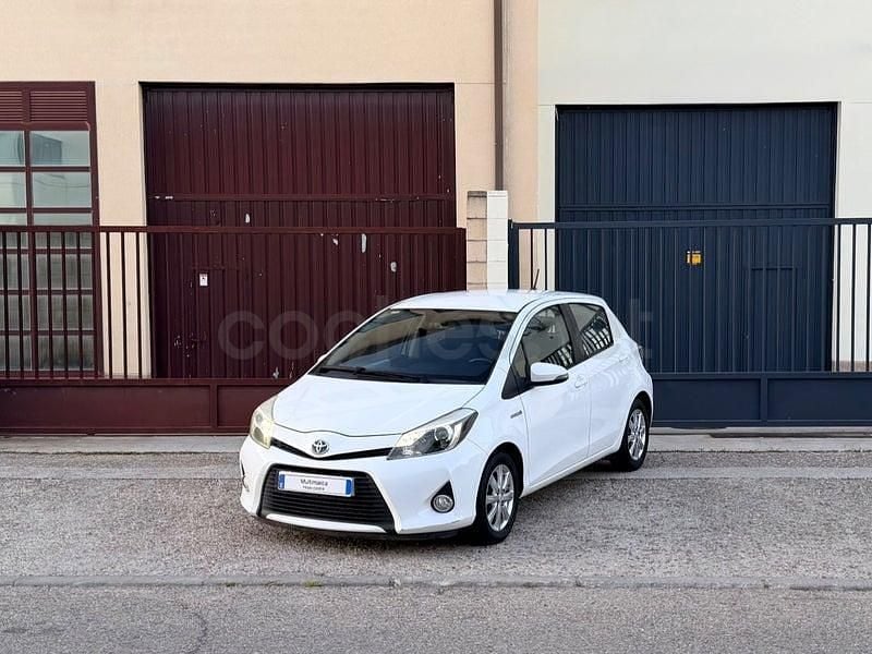 Usado Toyota Yaris Hybrid Active 100 CV (73 kW) 2014 Blanco Berlina