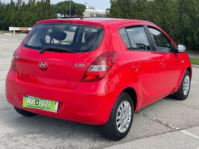 Usado Hyundai i20 Classic 78 CV (57 kW) 2010 Rojo Utilitario