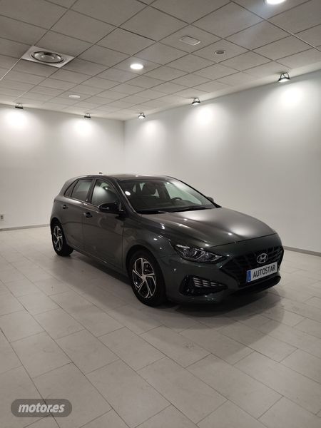 Gris Usado 2022 Hyundai i30 Berlina | 19.600 € (Caro) - Imagen 1/4